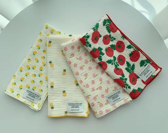 Einstecktuch aus 100% Baumwolle Double Gauze | Obst Print Musselintuch | Zartes Alltagstaschentuch, Petit Scarf, Mini Hunde Bandana