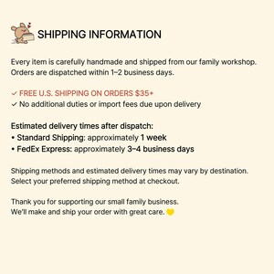 Op de afbeelding: Een lichtbeige informatieve afbeelding met een klein bruin stripfiguurtje dat een doos vasthoudt. De tekst luidt: SHIPPING INFORMATION, Every item is carefully handmade and shipped from our family workshop. Orders are dispatched within 1-2 business days.
