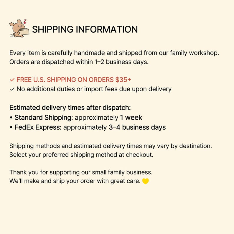 Op de afbeelding: Een lichtbeige informatieve afbeelding met een klein bruin stripfiguurtje dat een doos vasthoudt. De tekst luidt: SHIPPING INFORMATION, Every item is carefully handmade and shipped from our family workshop. Orders are dispatched within 1-2 business days.