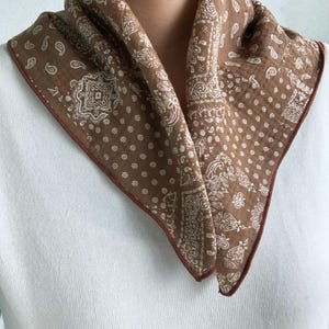 Pañuelo tipo bandana de gasa de algodón con estampado paisley, pañuelo 100% algodón, pañuelo cuadrado para la cabeza, pañuelo de bolsillo, regalo suave y ligero para pieles sensibles. imagen 11