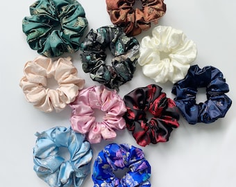 Hanbok Silk Scrunchie mit Norigae Anhänger - Handgemachter glänzender Haargummi, einzigartiger koreanischer Stoff als Geschenk, traditionell inspiriertes Accessoire
