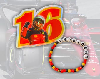 Puede incluir: Una pegatina holográfica roja y amarilla con el número 16 y una foto de un piloto de carreras. Una pulsera de cuentas negras y amarillas con la palabra "INCIDENT" escrita.