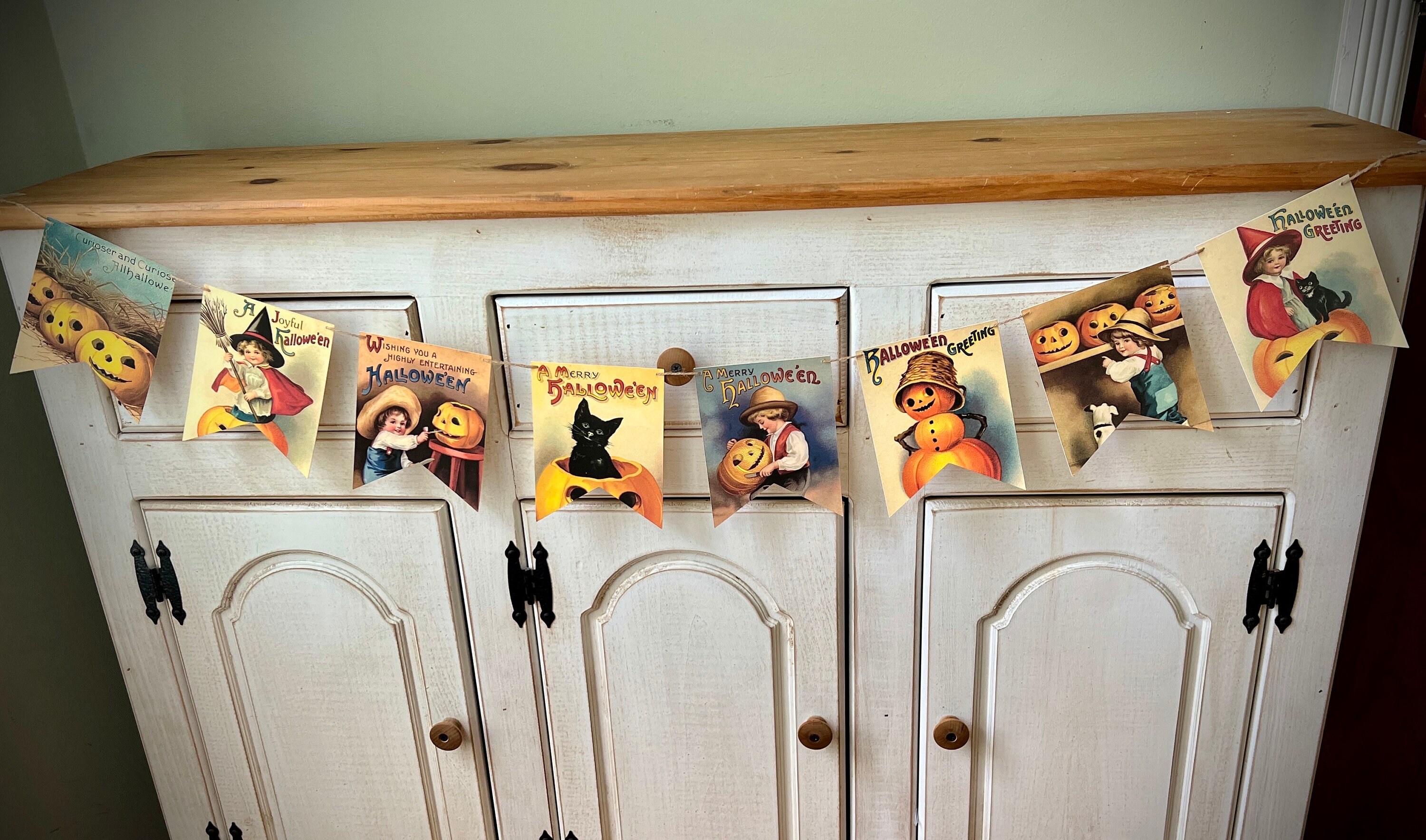 FrostyFlair Halloween Deko - 6 Hängende Holzbanner Mit Kürbis & Hexe, Vintage Wimpel Für Grusel-Party