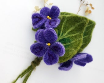 Broche violette feutrée/broche fleur feutrée à l'aiguille/Broche violette bouquet de mariage bohème/bijoux en laine/broche fleurs/bouquet feutré de violettes