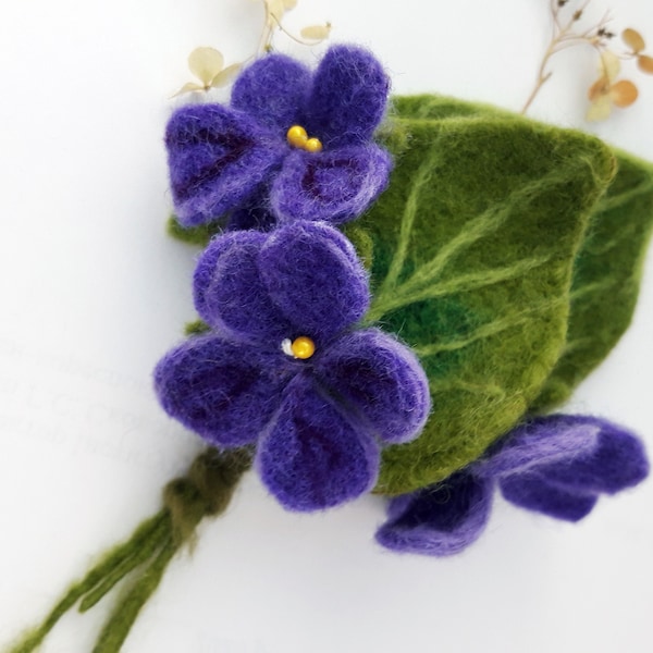 Broche violette feutrée/broche fleur feutrée à l'aiguille/Broche violette bouquet de mariage bohème/bijoux en laine/broche fleurs/bouquet feutré de violettes