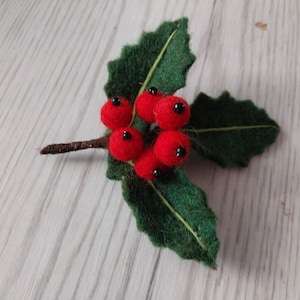 Naaldvilten hulstbroche, handgemaakte wintersieraden