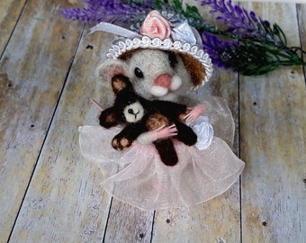 Needle felted mouse lady in a hat in vintage style fast delivery