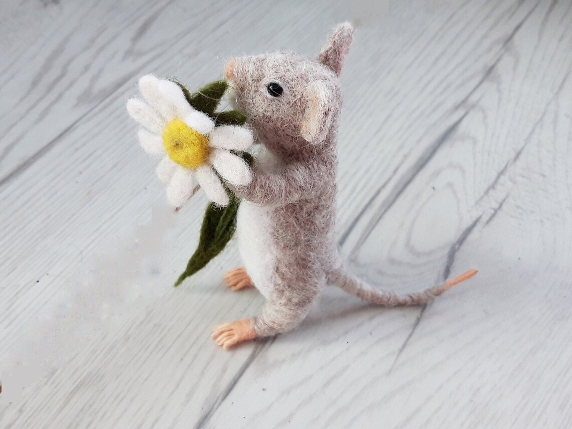 mouse named chrysanthemum mouse named chrysanthemum