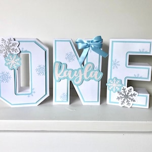 Lettres de carton 3D | Lettres de fête en papier 3D de 6 pouces de haut | Flocons de neige bleus du pays des merveilles d’hiver | Blanc Argent Bleu Paillettes