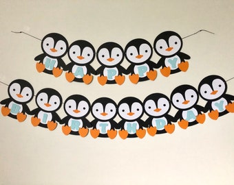 Pode incluir: Uma faixa de pinguins preto e branco com a palavra "Happy Birthday" escrita em letras azuis. Os pinguins usam todos os pés laranja e têm a barriga branca.