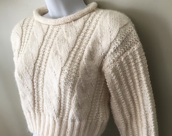 Pull court en alpaga avec torsades synthétiques/Pull en maille blanc cassé naturel