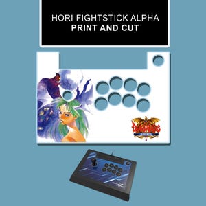 Puede incluir: Una cubierta Hori Fightstick Alpha con base blanca, una ilustración de personaje estilo anime y el texto HORI FIGHTSTICK ALPHA PRINT AND CUT. Debajo se muestra un controlador arcade negro con una palanca y botones.