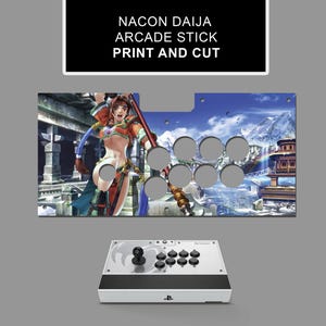 Könnte beinhalten: Eine Nacon Daija Arcade-Stick-Overlay-Folie mit einer farbenfrohen Anime-Charakter-Illustration mit Stab vor einem Bergtempel-Hintergrund. Die rechteckige Platte verfügt über kreisförmige Aussparungen für die Tasten und den Joystick.