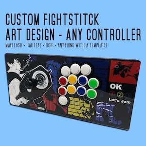 Op de afbeelding: Custom Fightstick art design voor elke controller. De zwarte controller heeft een kleurrijk ontwerp met witte, rode, gele, blauwe en groene knoppen. De tekst "OK" en "Let's Jam" zijn zichtbaar.