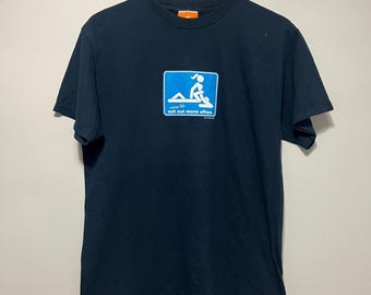 Camiseta vintage con parodia "Comer fuera con más frecuencia"