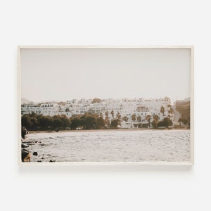 Arte mural de Santorini, arte digital de Grecia, fotografía de viajes, impresión de islas de Grecia, casas blancas en Grecia, fotografía de ciudad costera, decoración neutra