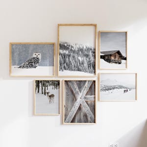 Könnte beinhalten: Ein Set aus sechs gerahmten Wintermotiven. Die Drucke zeigen einen verschneiten Wald, eine Hütte im Wald, eine verschneite Landschaft mit einem Reh, eine verschneite Landschaft mit einer Scheunentür, eine verschneite Landschaft mit einer Schnee-Eule und eine verschneite Landschaft mit Menschen beim Skifahren.