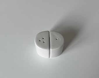 Juego de salero y pimentero de cerámica blanca vintage — Decoración de cocina de mediados de siglo