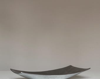 Bandeja curva vintage de acero inoxidable cepillado / Plato minimalista para servir / Cuenco decorativo de estilo moderno de mediados de siglo