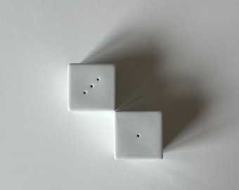 Salero y pimentero de cerámica blanca vintage: decoración minimalista de cocina de mediados de siglo.