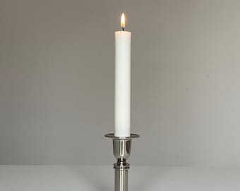 Elegante candelabro vintage plateado: diseño moderno clásico de mediados de siglo.