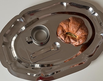 Bandeja grande de acero inoxidable vintage con borde festoneado ornamentado / Vajilla de mediados de siglo