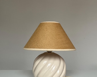 Lámpara de mesa vintage de cerámica con diseño en espiral y pantalla texturizada / Lámpara de mesa moderna de mediados de siglo
