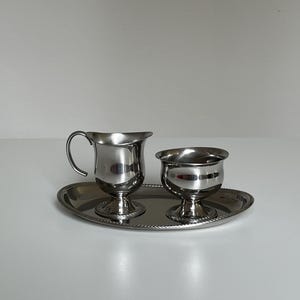 Vintage 1980er Jahre Alessi Edelstahl Milch und Zucker-Set, italienisches Design, Vintage Alessi Tablett, Milchkännchen und Zuckerdose, Vintage Geschirr