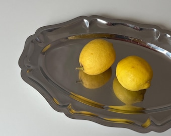 Bandeja de servir vintage de acero inoxidable con borde festoneado ornamentado / Vajilla de mediados de siglo
