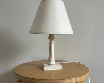 Lámpara de mesa vintage de madera Markslöjd: diseño escandinavo sueco.