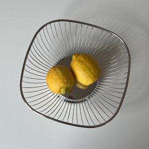 Mid-Century Modern Stainless Steel Wire Fruit Bowl: Minimalist Kitchen Decor