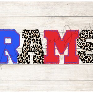 Könnte beinhalten: Ein Grafikdesign mit dem Wort "RAMS" in blauen, roten und Leopardenmuster-Buchstaben. Die Buchstaben haben einen gestickten Umriss.