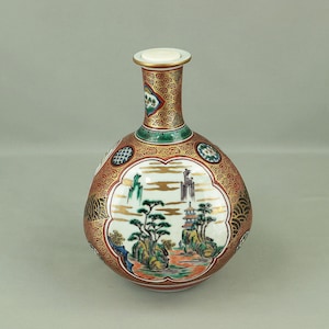 Japanese Kutani-yaki ware Triangular Jar In the style of Kutani Shoza 九谷庄三 (1816-1883) Flowers and Sage V969