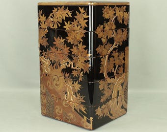 Gold Lacquer Five-Tiered Box Jubako &#39;Sun Disk (Nichirin), Camp Enclosure (Jinmaku), Cherry blossoms, Autumn Leaves&#39; with Storage Box VA609