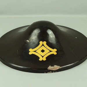 Jingasa Samurai hat helmet Gold, Black, Vermilion Lacquer Crest of &#39;Outside Four Handles and Nail Puller Shape&#39; Sotoyotsu Kanni Kuginuki