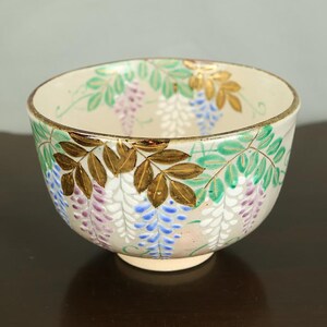 南口閑粋 Minamiguchi Kansui (b1958) 杣山焼 Somayama ware 'Kenzan style Drooping Wisteria Blossoms Tea Bowl' with Original Box (Tomobako) VB223