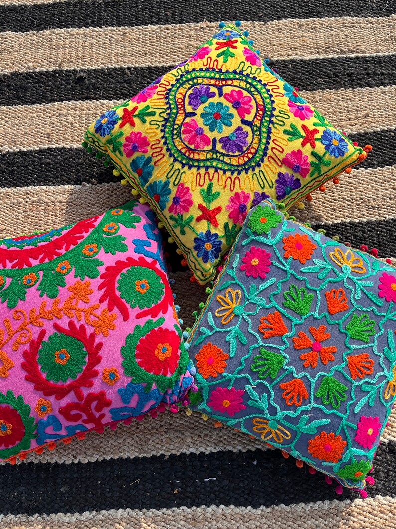 Lot de housses de coussin Suzani brodées à la main en gros image 1