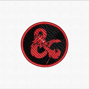 Peut inclure: Un patch brodé rouge et noir avec le logo de Donjons et Dragons, un esperluette stylisé avec un dragon à l'intérieur.