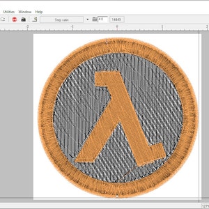 Puede incluir: Un parche circular bordado con fondo gris y una letra A estilizada naranja en el centro. El parche tiene un borde naranja grueso.