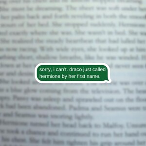K&ouml;nnte beinhalten: Eine gr&uuml;ne Textblase mit der Nachricht "sorry, i can't. draco just called hermione by her first name." Die Textblase befindet sich auf einem verschwommenen Hintergrund eines Buches.