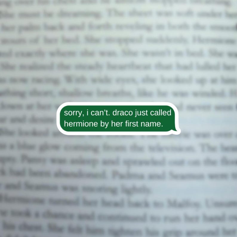 K&ouml;nnte beinhalten: Eine gr&uuml;ne Textblase mit der Nachricht "sorry, i can't. draco just called hermione by her first name." Die Textblase befindet sich auf einem verschwommenen Hintergrund eines Buches.
