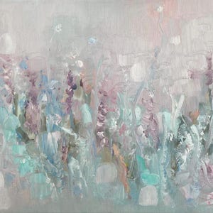Könnte beinhalten: Ein abstraktes Gemälde mit weicher, strukturierter Optik. Das Kunstwerk zeigt eine Palette pastellfarbener Farben, darunter Hellblau, Lavendel und Mintgrün, mit Hauch von Rosa und Weiß. Die Pinselstriche erzeugen ein Gefühl von Tiefe und Bewegung, das ein Blumen- oder Naturthema hervorruft.