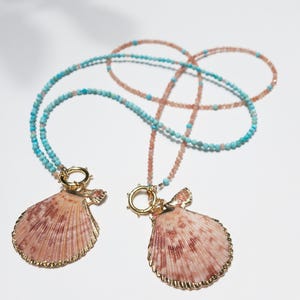 Collar largo de concha marina gruesa: concha marina con cuentas de turquesa y piedra solar, dije de piedra preciosa azul y naranja natural.