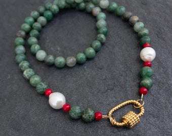 Ketting met jade en koraal: echte zoetwaterparels jade choker, gouden ovale karabijnsluiting, groene en rode edelsteensieraden
