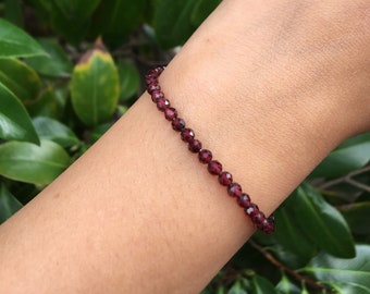 Zierliches facettiertes Granat Armband: Echtes Granat Armband, Schmuck Januar Geburtsstein, Verstellbare Schiebe Schnur, Reicher Burgunder Edelstein