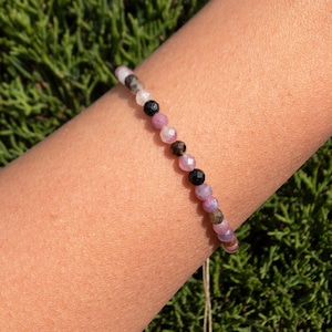 Rainbow Turmalin Pärlarmband: Justerbara Flerfärgade Ädelstenar Staplingssmycken