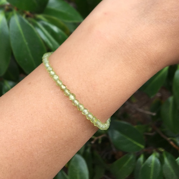 Peridot Bracelet, Genuine Peridot Bracelet, Natural Green Gemstone Crystal, Dainty Beaded Bracelet, Adjustable, Birthstone Gift for Her