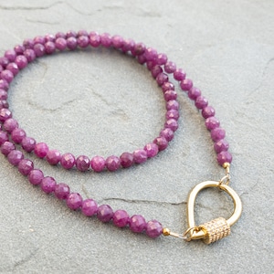 Collar de cuentas de rubí con mosquetón ovalado dorado, gargantilla de rubí en capas, cristal crudo genuino