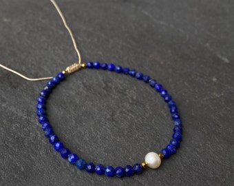 Pulsera de lapislázuli y perlas: delicada pulsera de cuentas de lapislázuli de 3 mm, cristal de gema azul marino, pulsera ajustable con detalles de perlas.