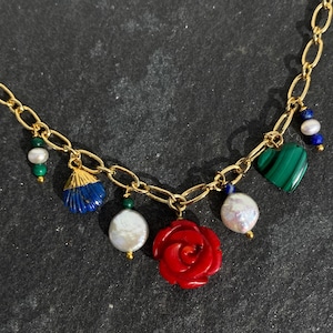 Gold Charm Kette: Edelstein, Perle, Rose - Handgemachter Statement Schmuck